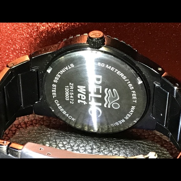 RARE RED RELIC - Picture 5 of 8